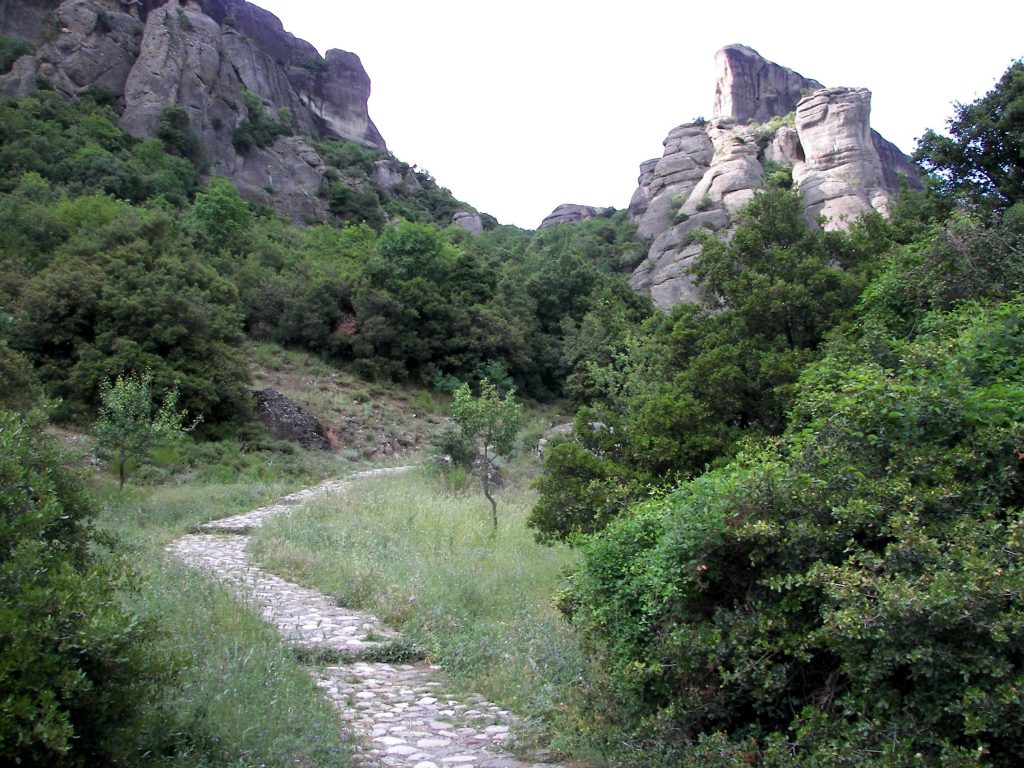 monopati_agiasTriadas